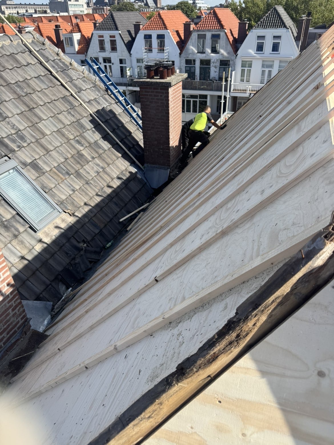 Dakdekker aan het werk
